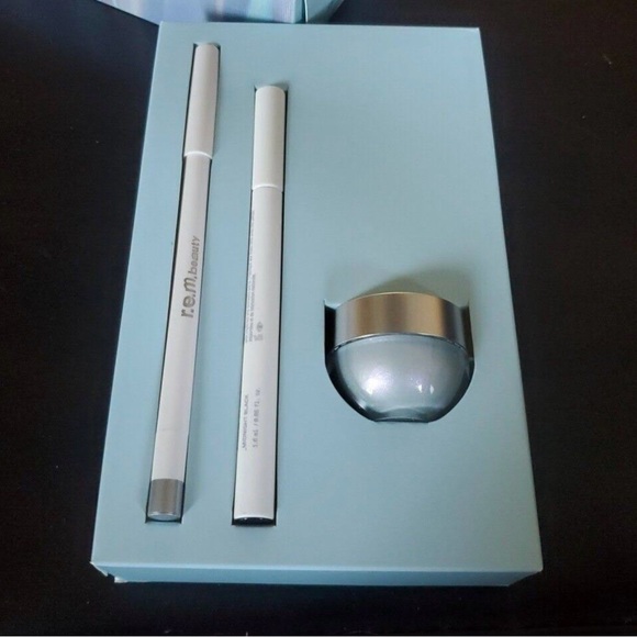 Galactic Frost Metallic eye set🌟 - Picture 3 of 5